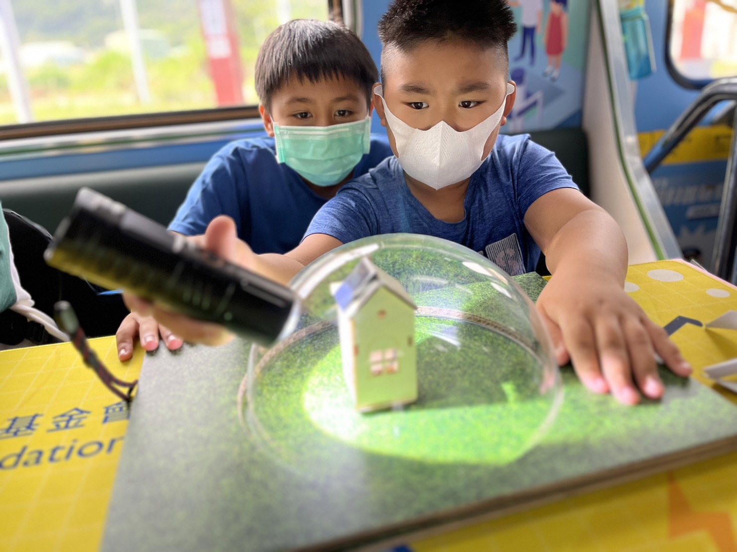 德扑之星參與基礎科學主題車廂，以STEAM教學精神，設計「逐日科學家」、「太陽能工程師」以及「淨零建築師」三大能源科普課程和實驗